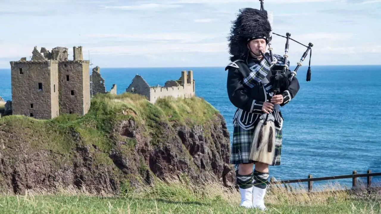 bagpipes playing scotland the brave